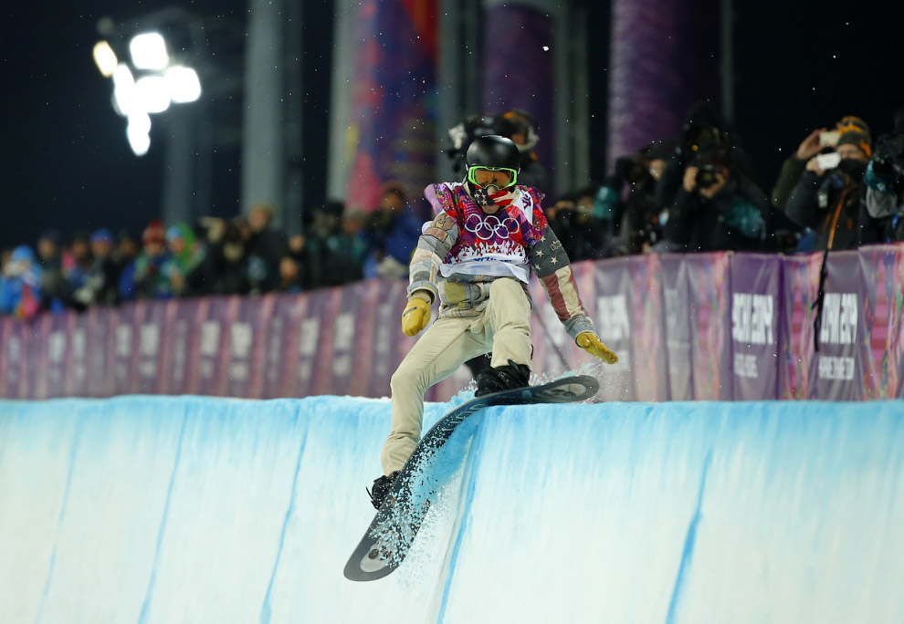 Шон Уайт из США во время соревнований по сноуборду в хафпайпе на Олимпийских играх в Сочи