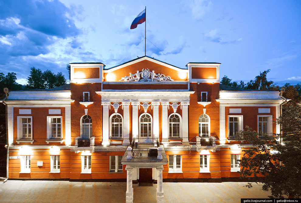 Здание в стиле русского классицизма было построено в 1827 году для начальника Алтайского горного округа. 
