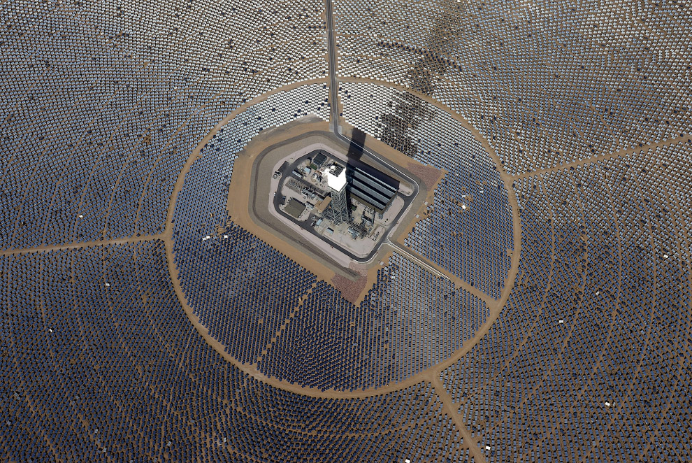 Выходная мощность крупнейшей в мире солнечной электростанции составляет почти 392 МВт