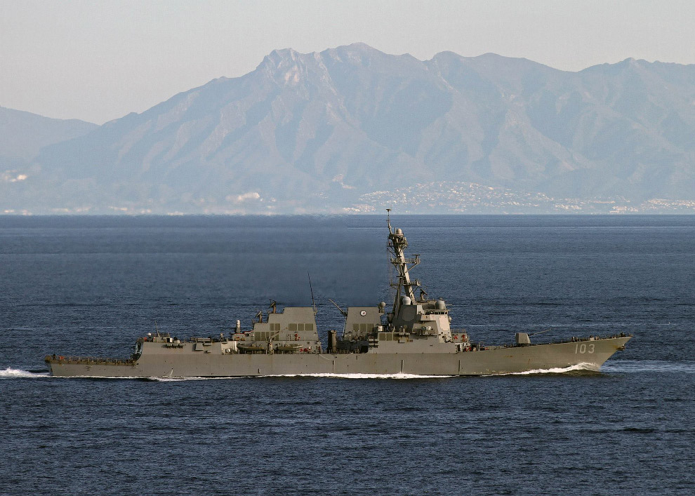 Один из 17-ти кораблей поддержки авианосца эсминец USS Truxtun (DDG-103).