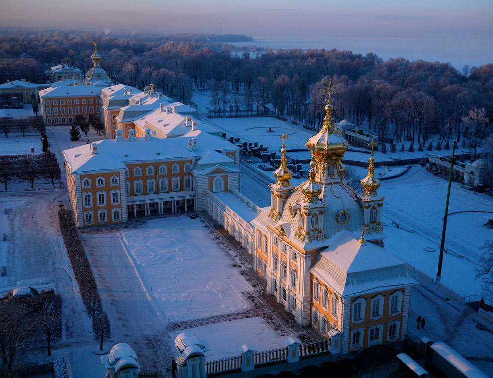Дворец — основное здание дворцово-паркового ансамбля «Петергоф»