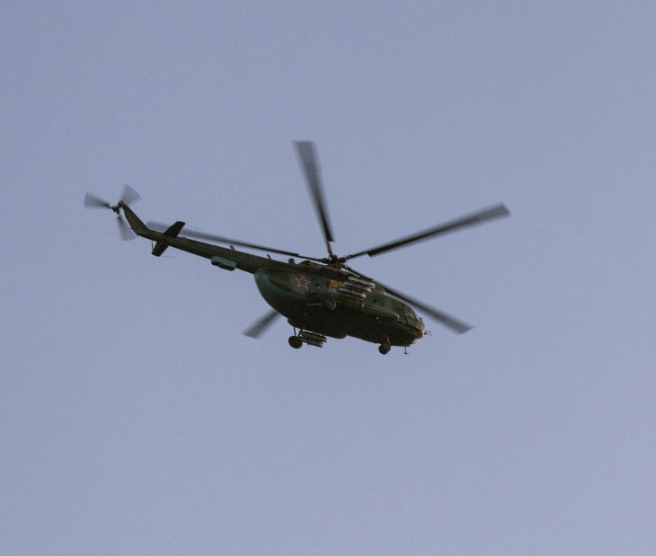 Российский военный вертолет недалеко от Симферополя, Украина