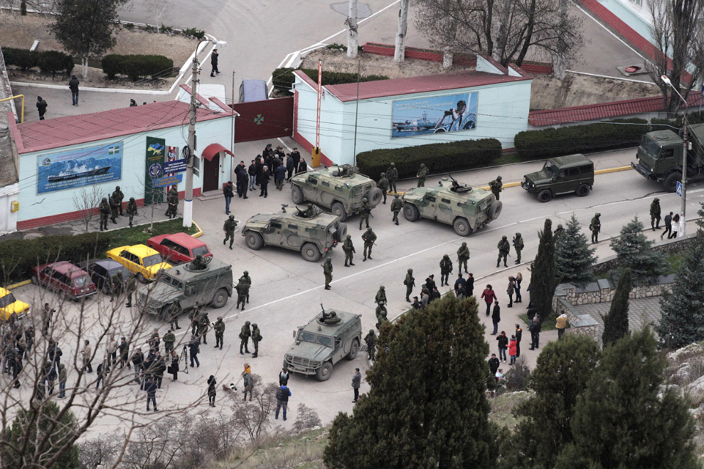 Вооруженные военнослужащие и российская бронетехника возле пограничного поста в Балаклаве