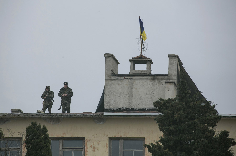Украинские солдаты на крыше здания военной базы в Севастополе, блокированной российским военными