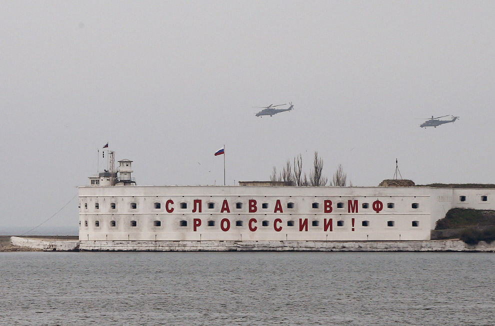 Боевые вертолеты над российской военной базой в Севастополе