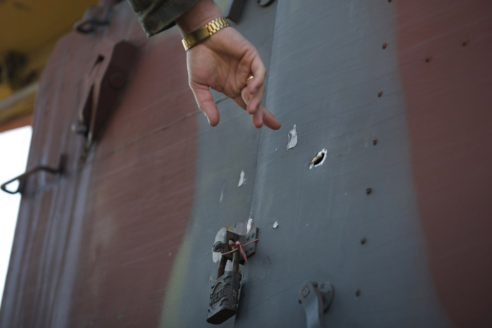 Украинский офицер указывает на пулевое отверстие в двери центра контроля зенитными установками. Украинская воинская часть, взятая под контроль русскими, Севастополь