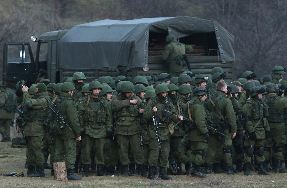 Предположительно российские войска возле украинской базы, которую они блокируют