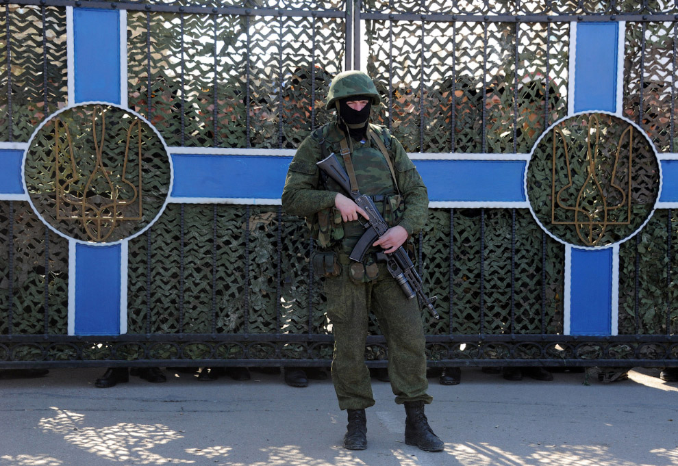 Украинские солдаты за воротами штаба ВМС Украины, осажденного «неизвестными военными»