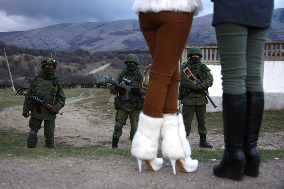 Местные жительницы пришли посмотреть на заблокированную предположительно российскими военными украинскую воинскую часть у села Перевальное
