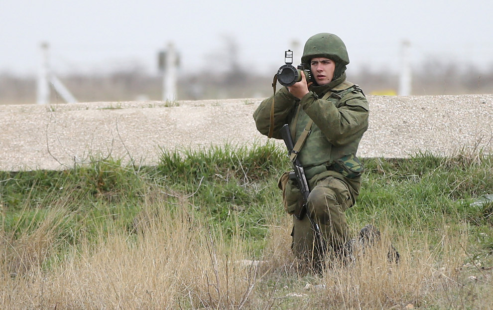 Российский солдат направляет гранатомет на 100 безоружных украинских военных, идущих освобождать оккупированную авиабазу Бельбек