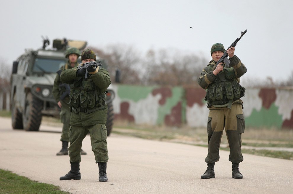 Российские войска стреляют в воздух и приказывают повернуть назад приближающейся группе из более чем 100 невооруженных украинских солдат возле авиабазы Бельбек