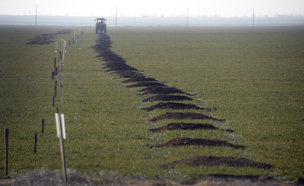 Трактор роет полосу препятствий, Чонгар, Украин