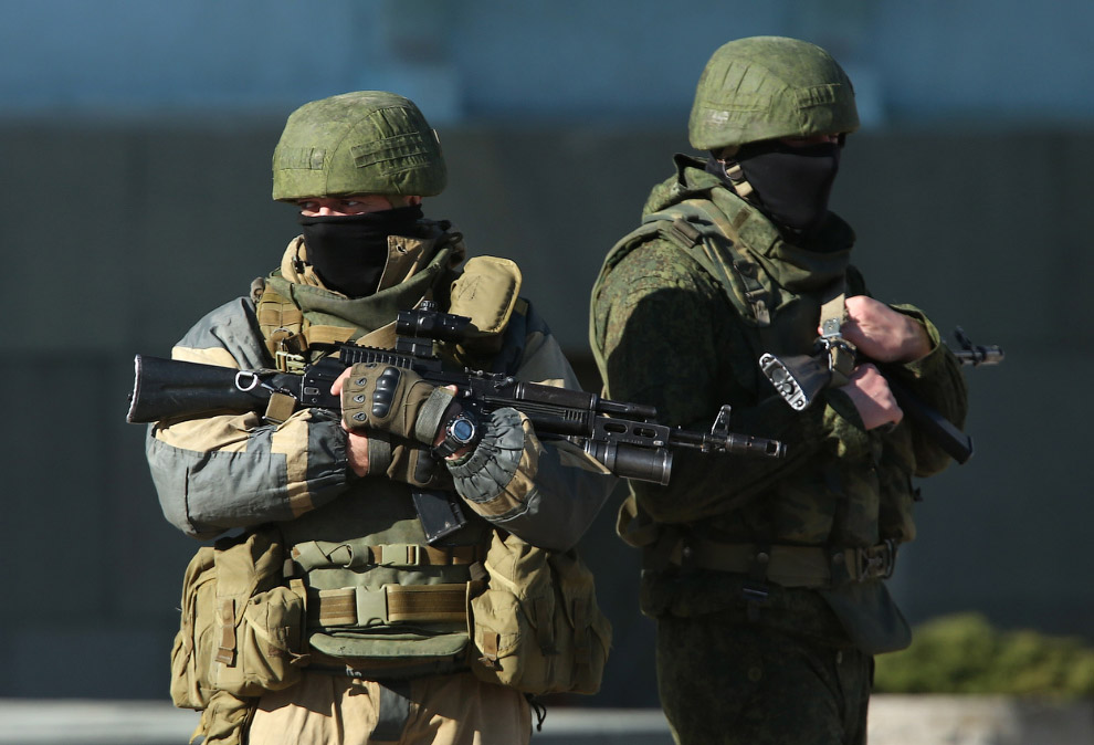 Вооруженных до зубов военные без опознавательных знаков вместе с пророссийскими боевиками охраняют здания местных органов власти в Симферополе