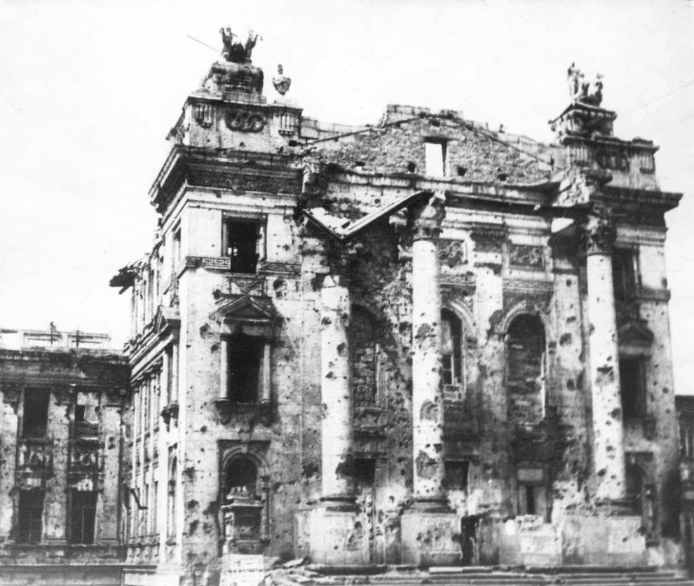 Посеченный снарядами фасад севастопольского Дворца пионеров после освобождения города