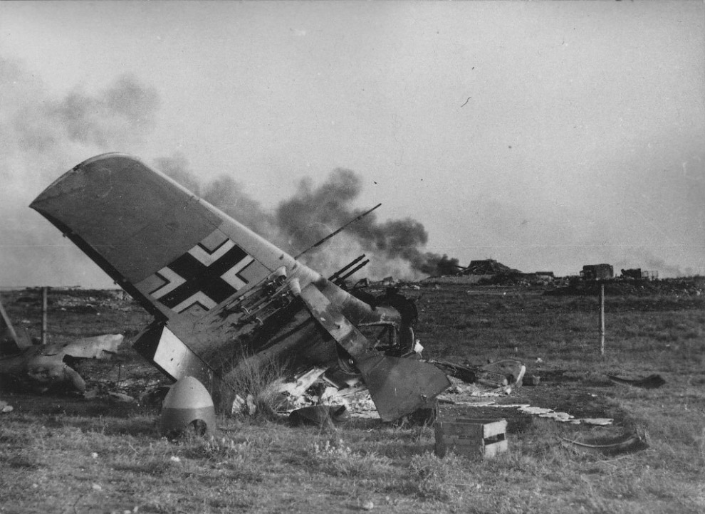 Немецкий штурмовик Fw.190, уничтоженный советской авиацией на херсонском аэродроме