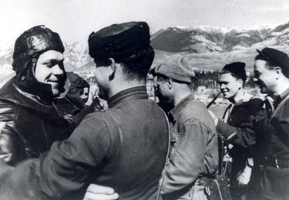 Встреча советских партизан в освобожденной Ялте