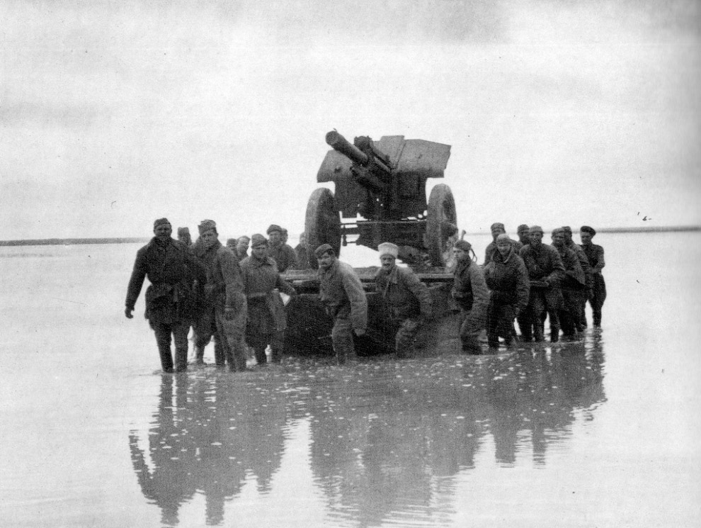Советские солдаты переправляют на понтоне 122-мм гаубицу образца 1938 года М-30 через залив Сиваш (Гнилое море)