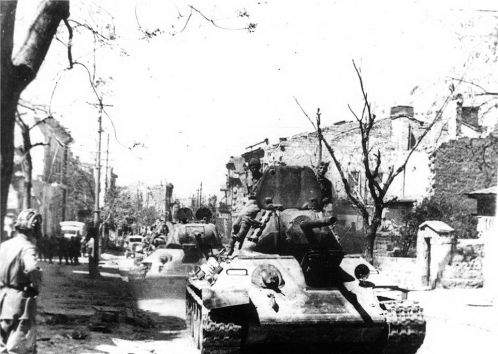 Танки Т-34 на улице освобожденного Севастополя