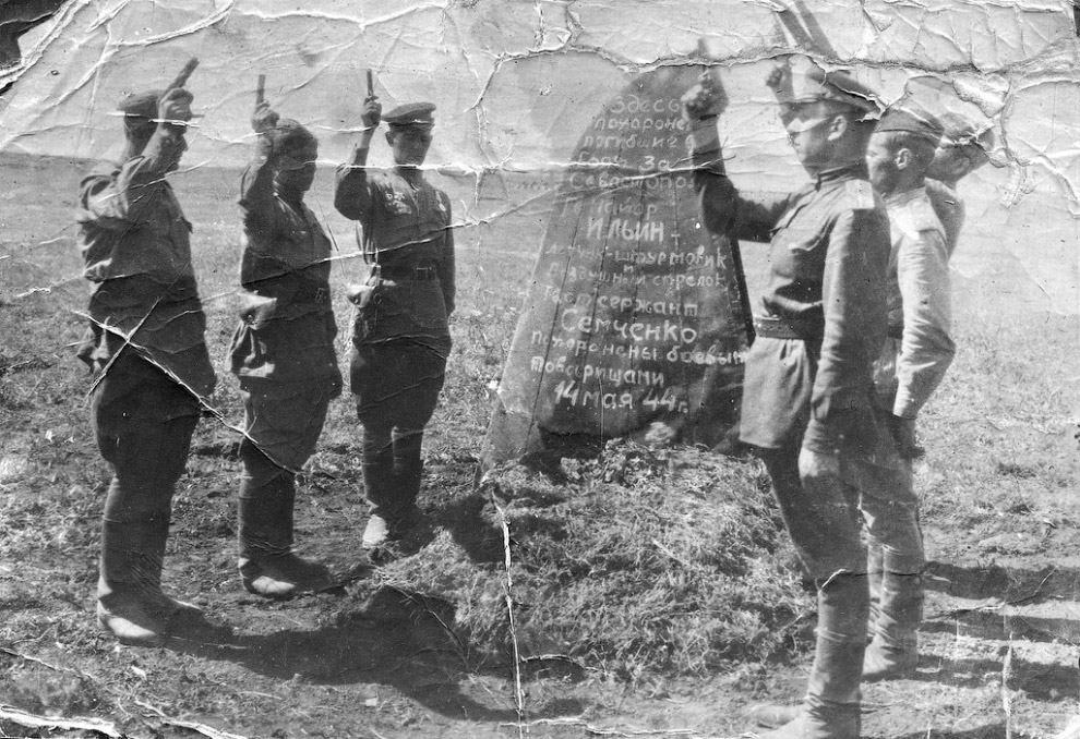 Залп на могиле боевых товарищей-летчиков, погибших под Севастополем 24 апреля 1944 года