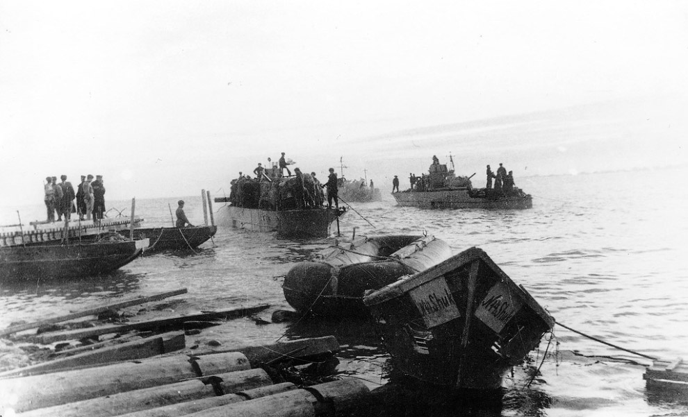 Бронекатера Черноморского флота  осуществляют высадку советских войск на крымский берег Керченского пролива на плацдарм под Еникале в ходе Керченско-Эльтигенской десантной операции