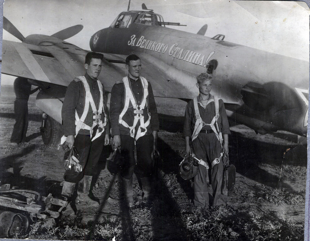 Экипаж пикирующего бомбардировщика Пe-2 «За великого Сталина» 40-го бомбардировочного авиаполка Черноморского флота после выполнения боевого задания