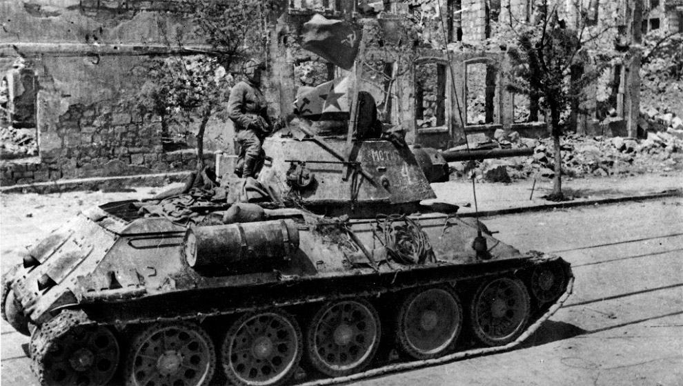 Танк Т-34 на улице освобожденного Севастополя