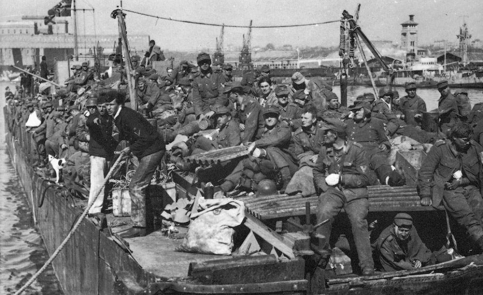 Транспорт с немецкими солдатами, эвакуированными из Крыма, швартуется в порту Констанцы, Румыния