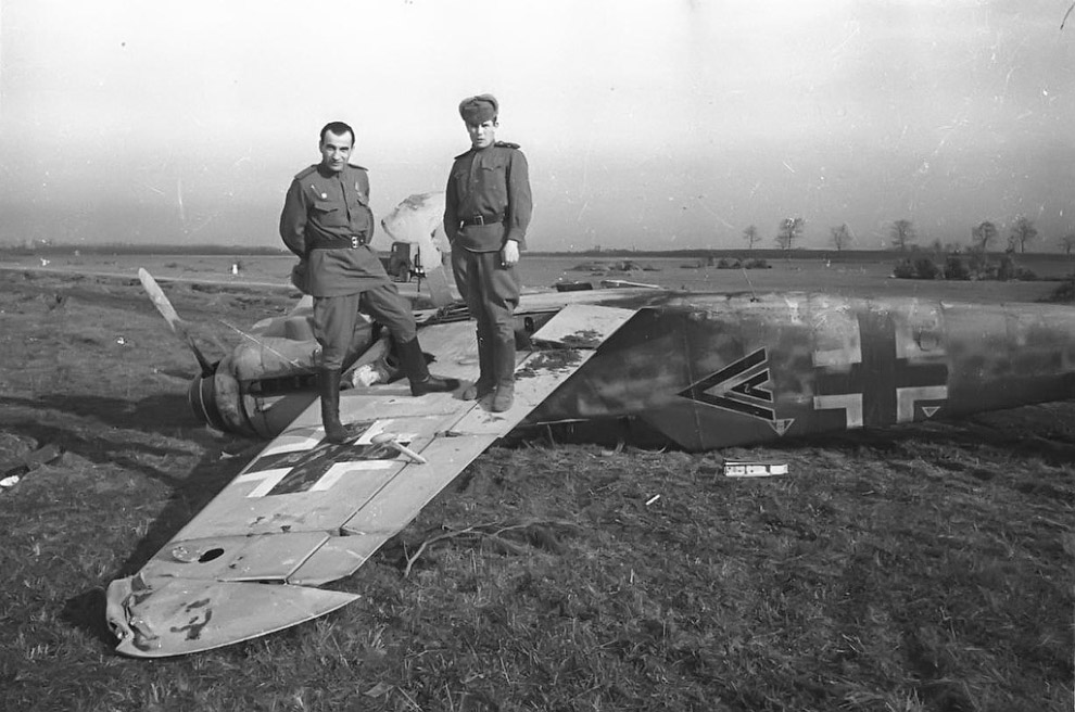 Советские военнослужащие позируют на брошенном в Крыму немецком истребителе Мессершмитт Bf.109