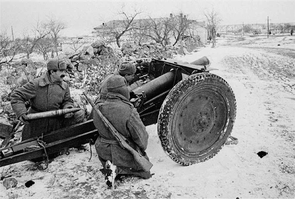 Расчет советской полковой пушки на огневой позиции в Крыму