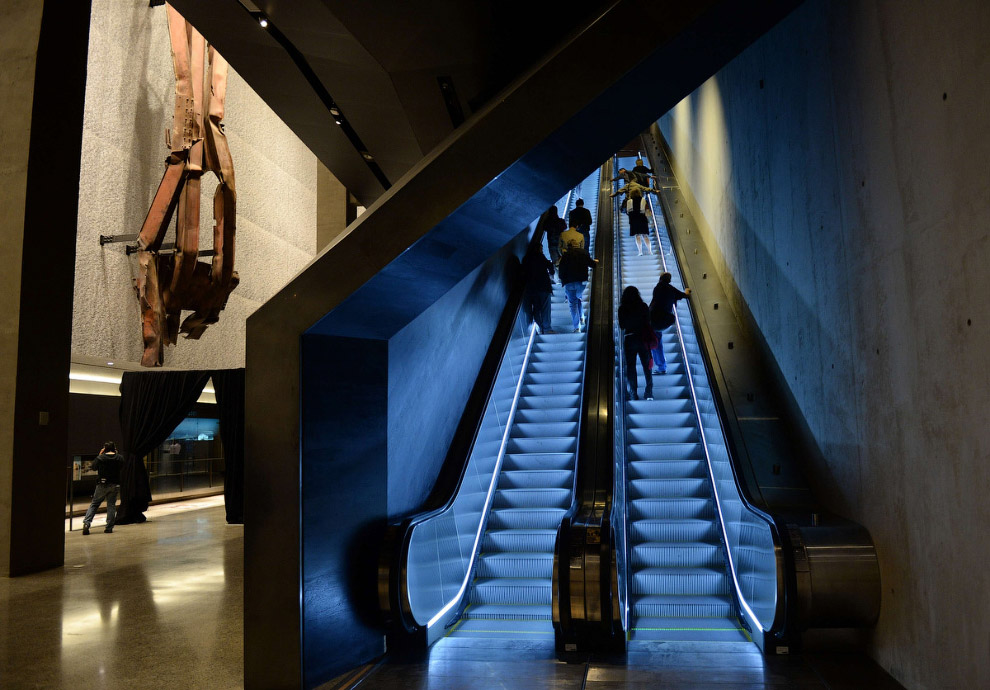 Эскалаторы в музее. Вверх – к Национальному мемориалу