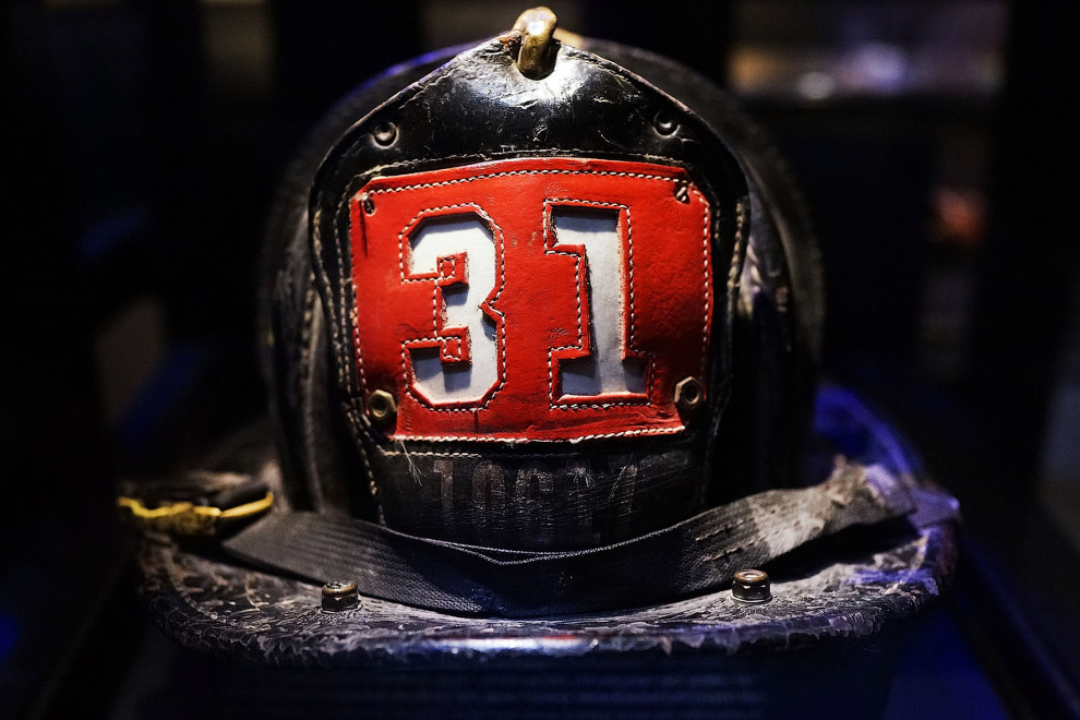 Шлем выжившего пожарного Дэна Поттера, который был тогда в эпицентре событий