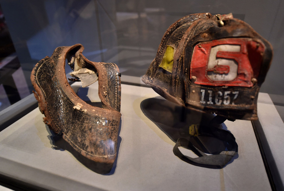 Найденные на месте крушения искореженные шлемы пожарных