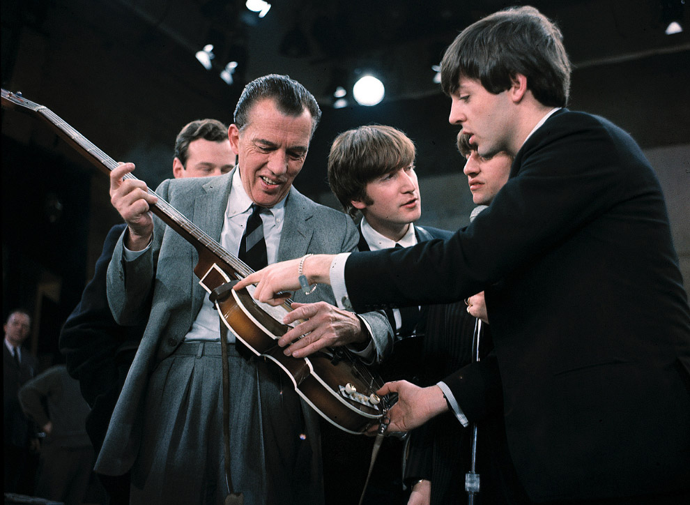 Пол Маккартни (справа) показывает свою гитару Эду Салливану перед прямым эфиром в Нью-Йорке
