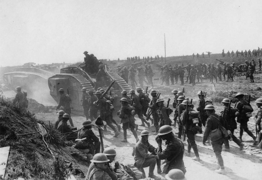 Видны два танка времен Первой мировой войны