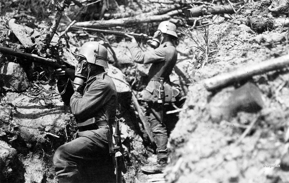 Немецкие солдаты в противогазах и защитных касках