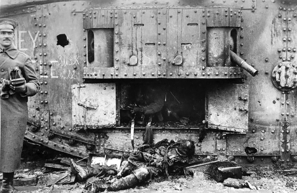 Немецкий солдат рядом с британским тяжёлым танком Mark IV