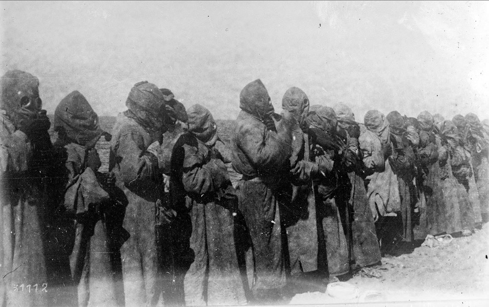 Люди в противогазах в Месопотамии в 1918 году