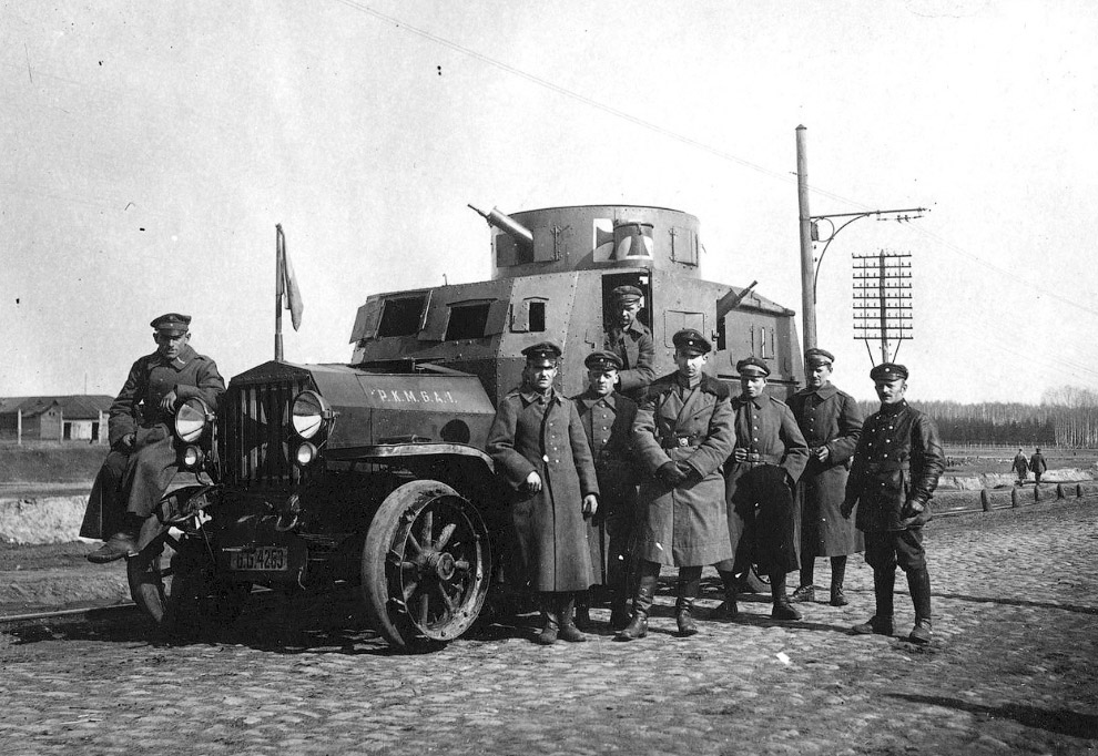 Немецкие офицеры и броневик, Украина