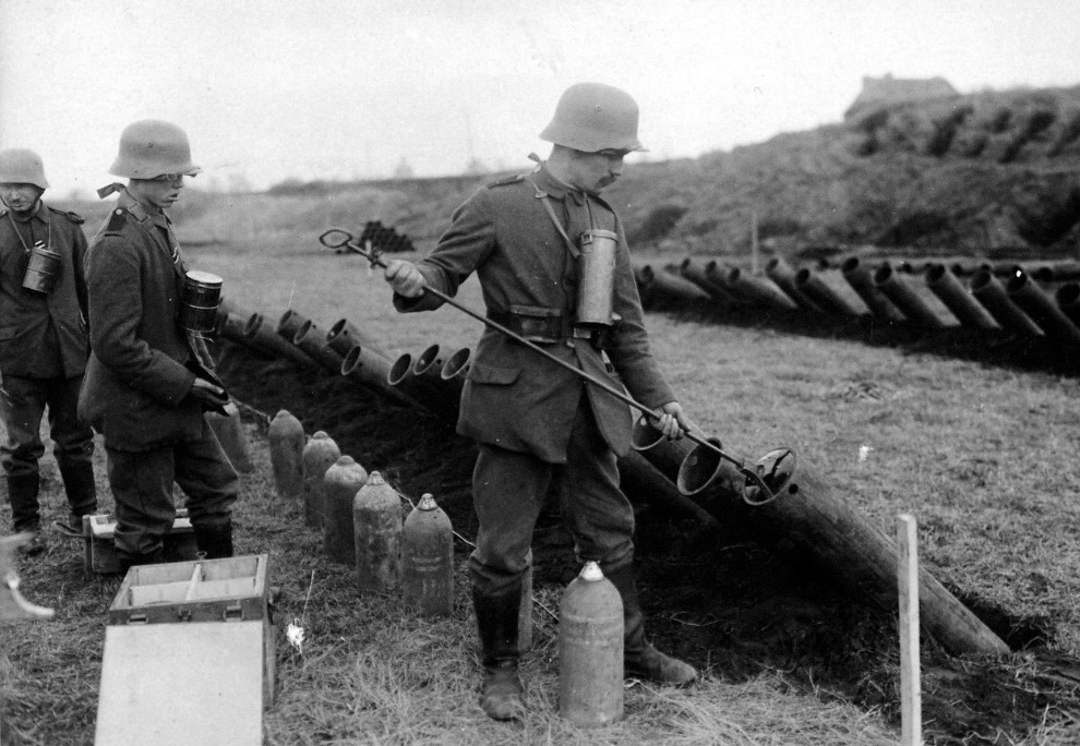 Немецкие солдаты готовят к запуску снаряды с газом