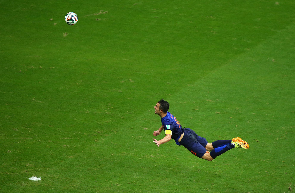 Робин ван Перси из сборной Нидерландов забивает гол в ворота Бразилии