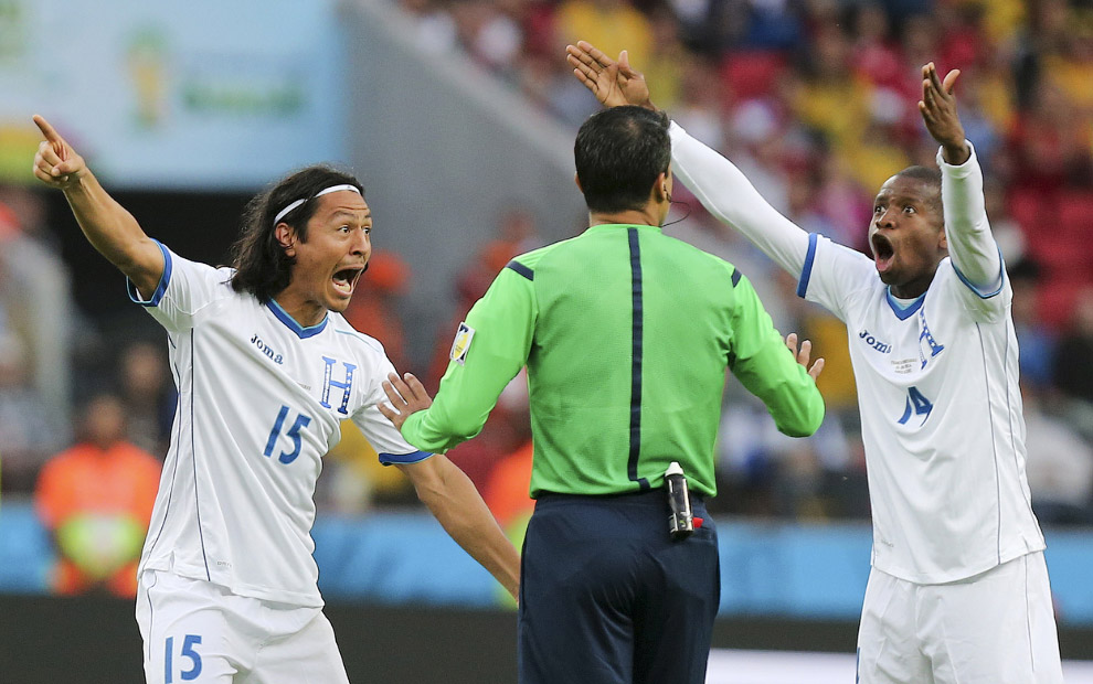 Игроки Гондураса спорят с рефери во время матча с Францией