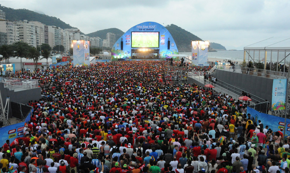 Болельщики на пляже Копакабана в Рио-де-Жанейро во время матча Испания-Чили