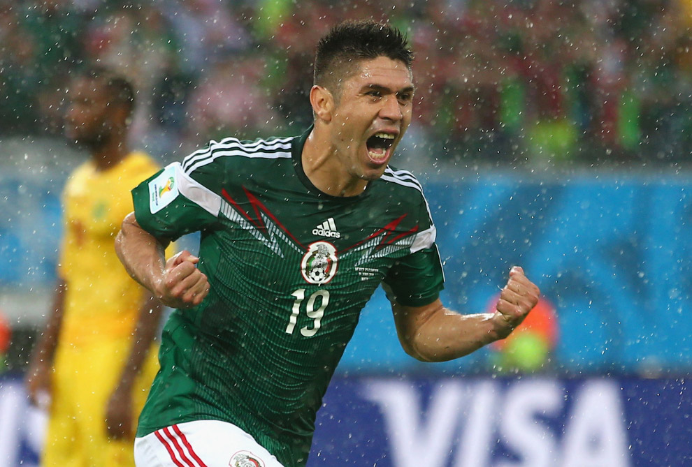 Мексиканец Орибе Перальта забил гол в ворота Камеруна