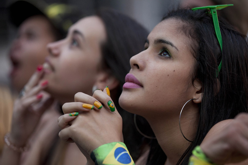 Болельщики смотрят матч Мексика-Бразилия