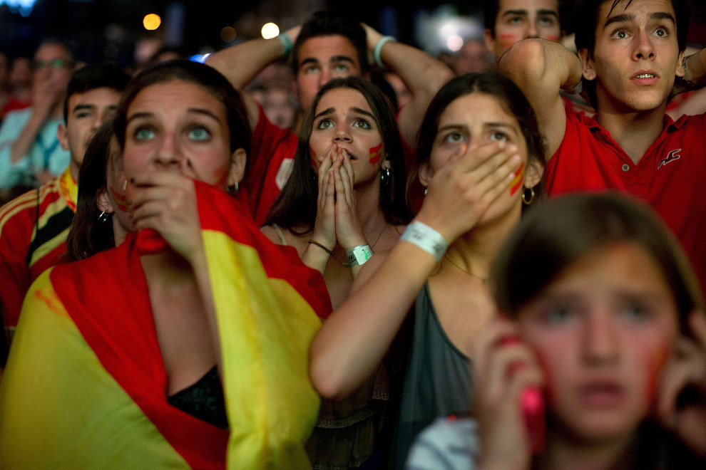 Испанские болельщики наблюдают на матчем с Чили