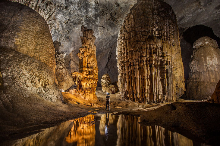 Внутри самый крупной пещеры Шондонг