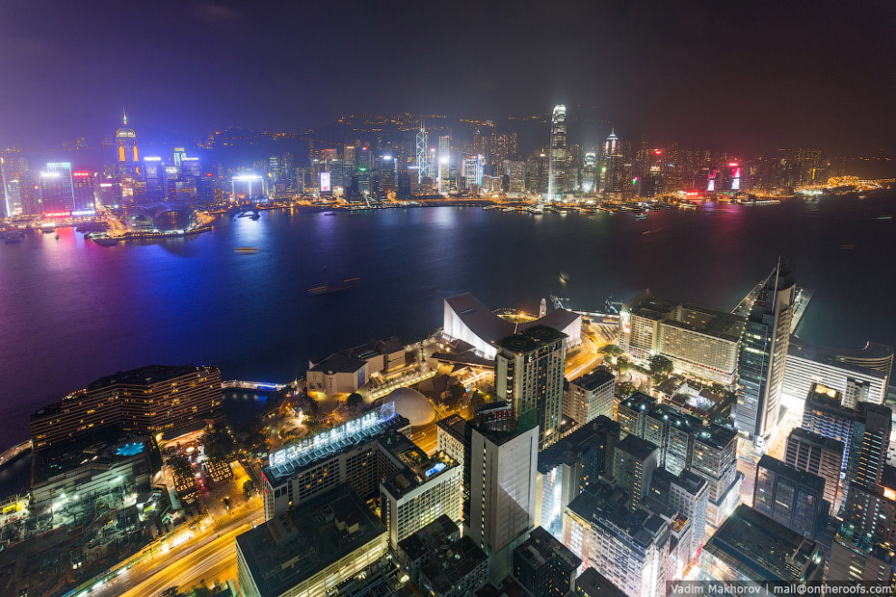 Ночной вид с K11 - одного из самых высоких жилых зданий в Гонконге