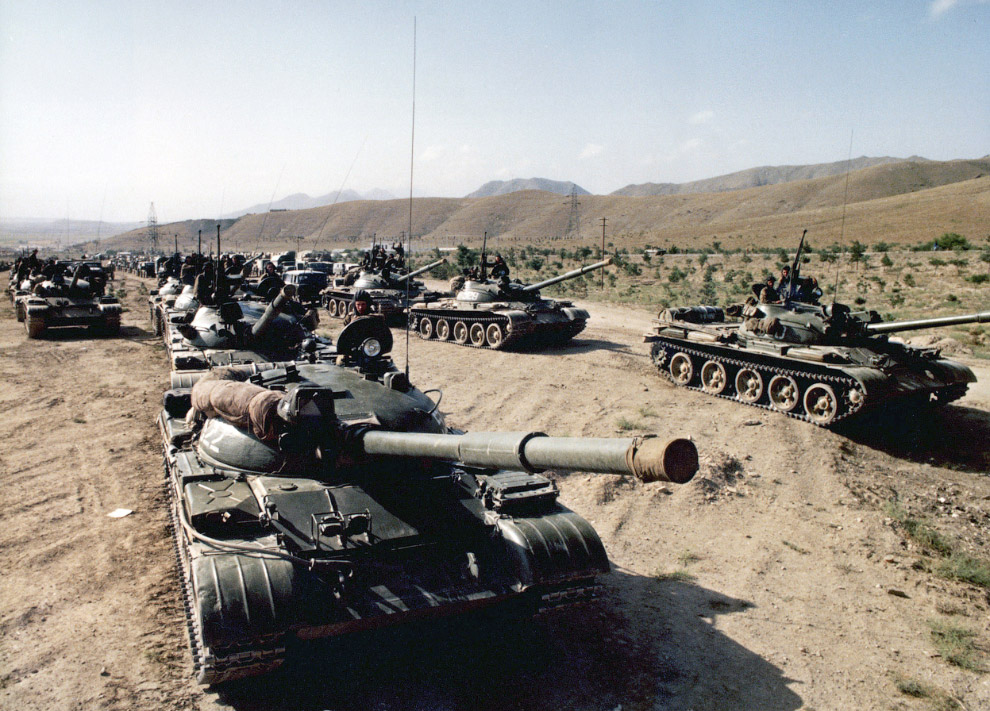 Советские войска на пути в Афганистан в середине 1980-х годов