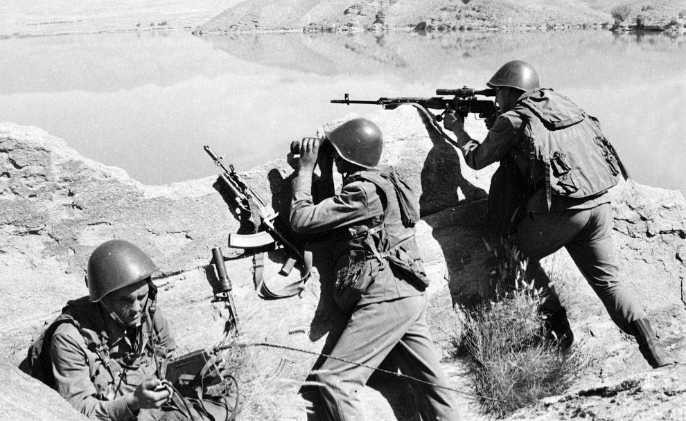 Советские солдаты наблюдают за местностью