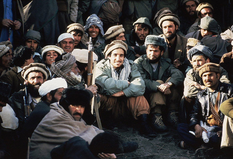 Афганский лидер партизан Ахмад Шах Масуд в окружении моджахедов